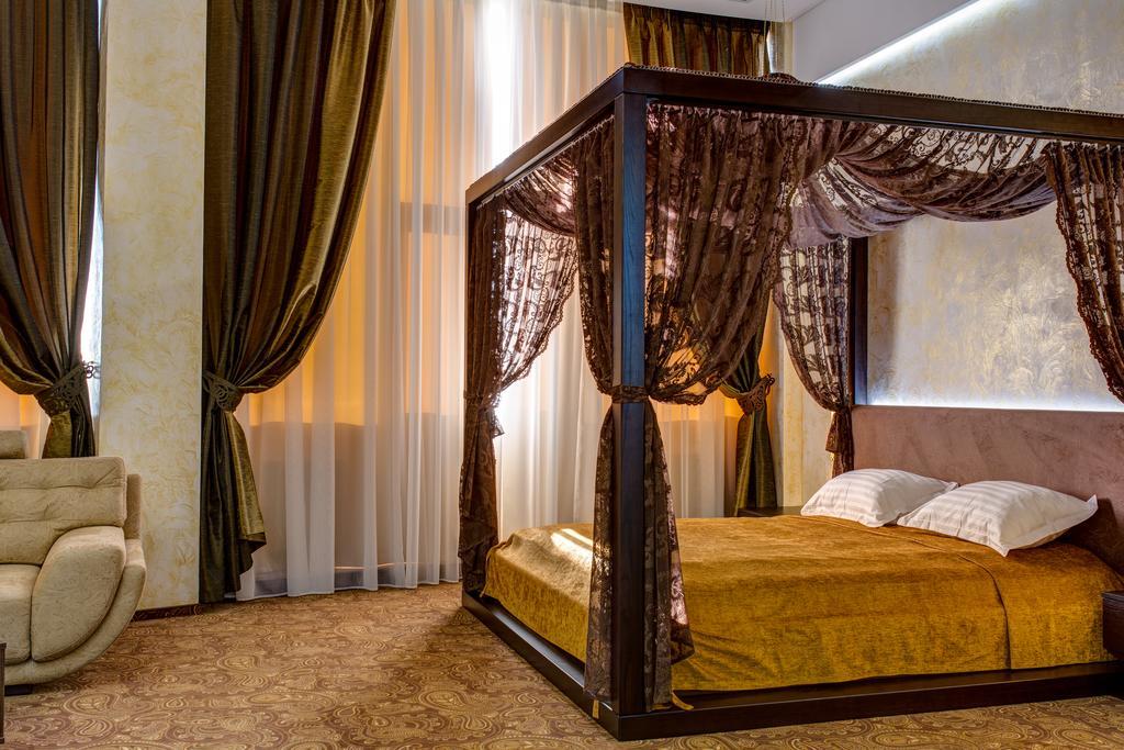 Khan-Chinar Hotel Dnipro Exterior photo